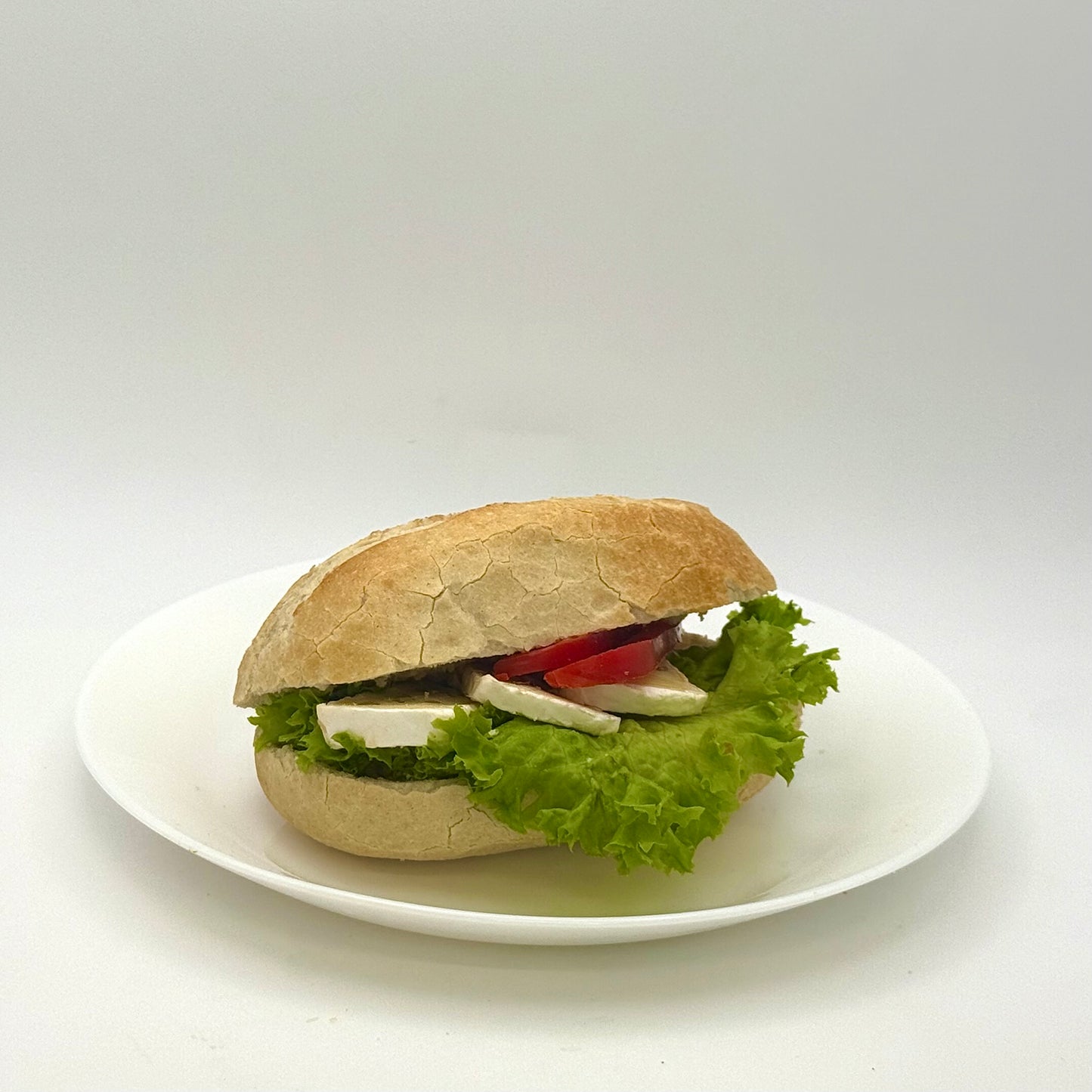 belegtes Weizenbrötchen mit Camembert