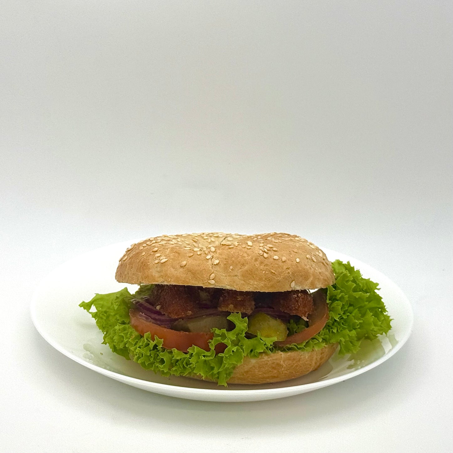 Sesam Bagel mit Crispy Chicken, Spicy-Cocktailmayo