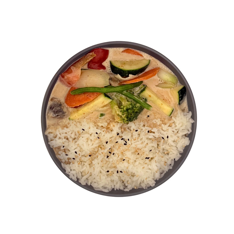 Erdnussgericht mit Jasmin-Reis und verschiedenem Gemüse