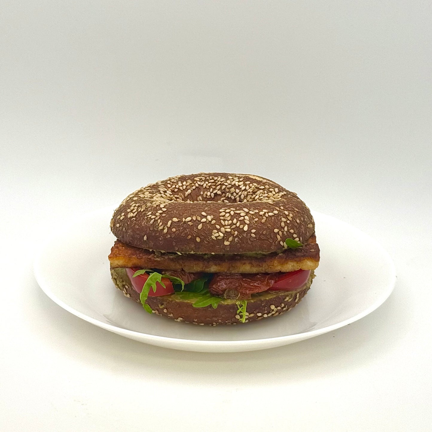 Laugen Bagel mit Grillkäse, Avocadocreme