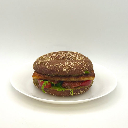 Laugen Bagel mit Grillkäse, Avocadocreme