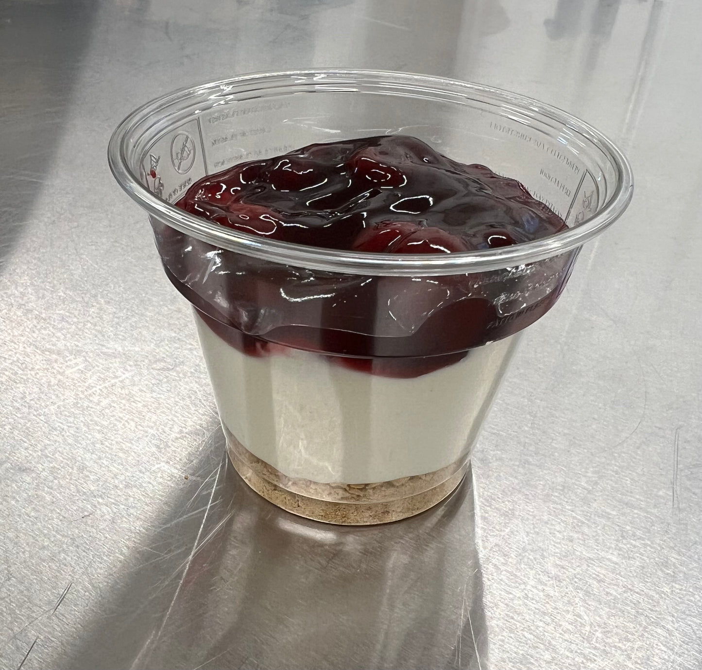 Käsekuchen mit Kirsch-Grütze