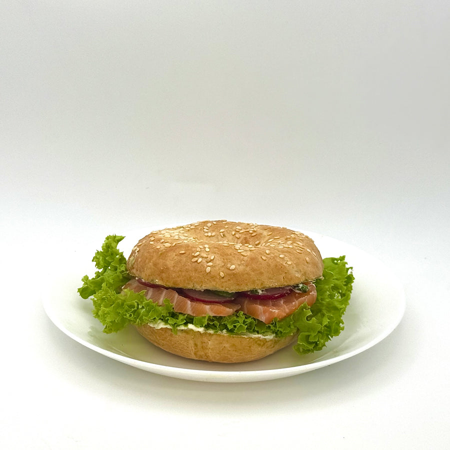 Sesam Bagel mit geräuchertem Lachs