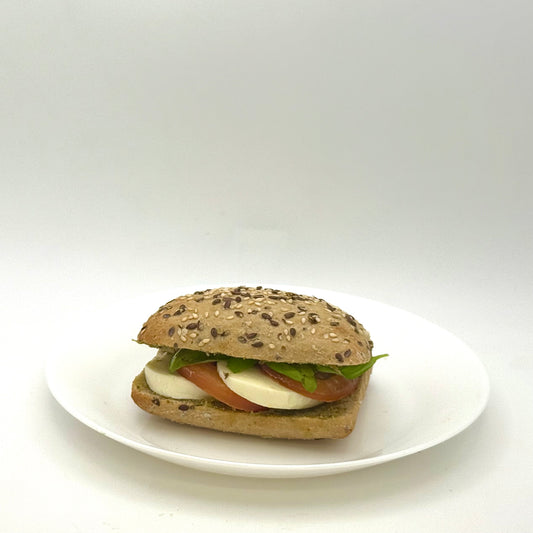 belegtes Mehrkornbrötchen mit Mozzarella