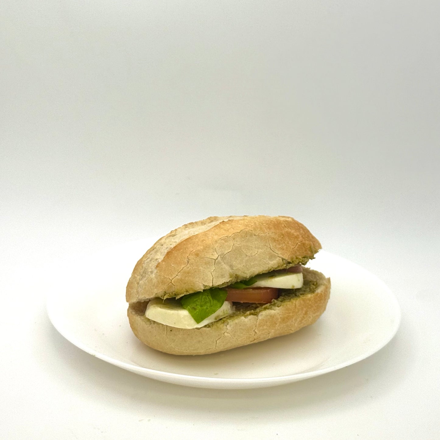 belegtes Weizenbrötchen mit Mozzarella