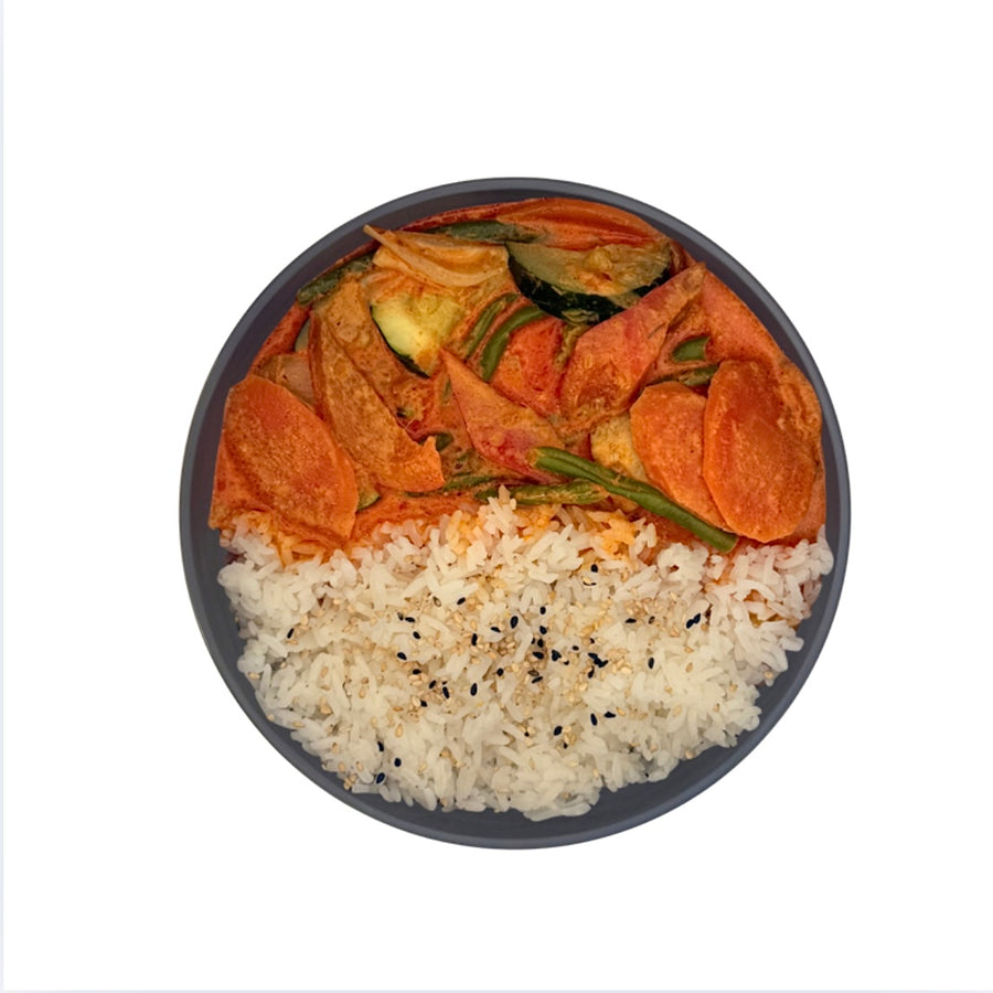 Rotes Curry mit Jasmin-Reis und verschiedenem Gemüse