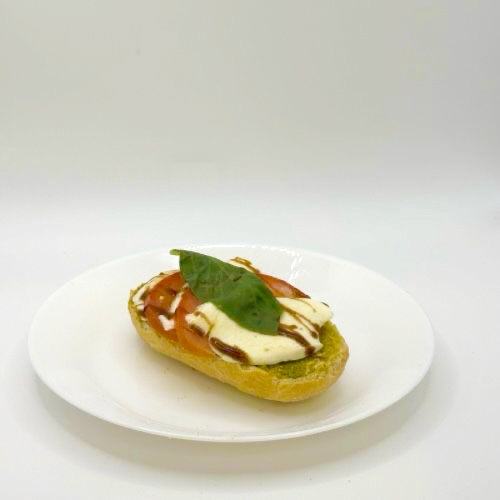 halbes belegtes Weizenbrötchen mit Mozzarella