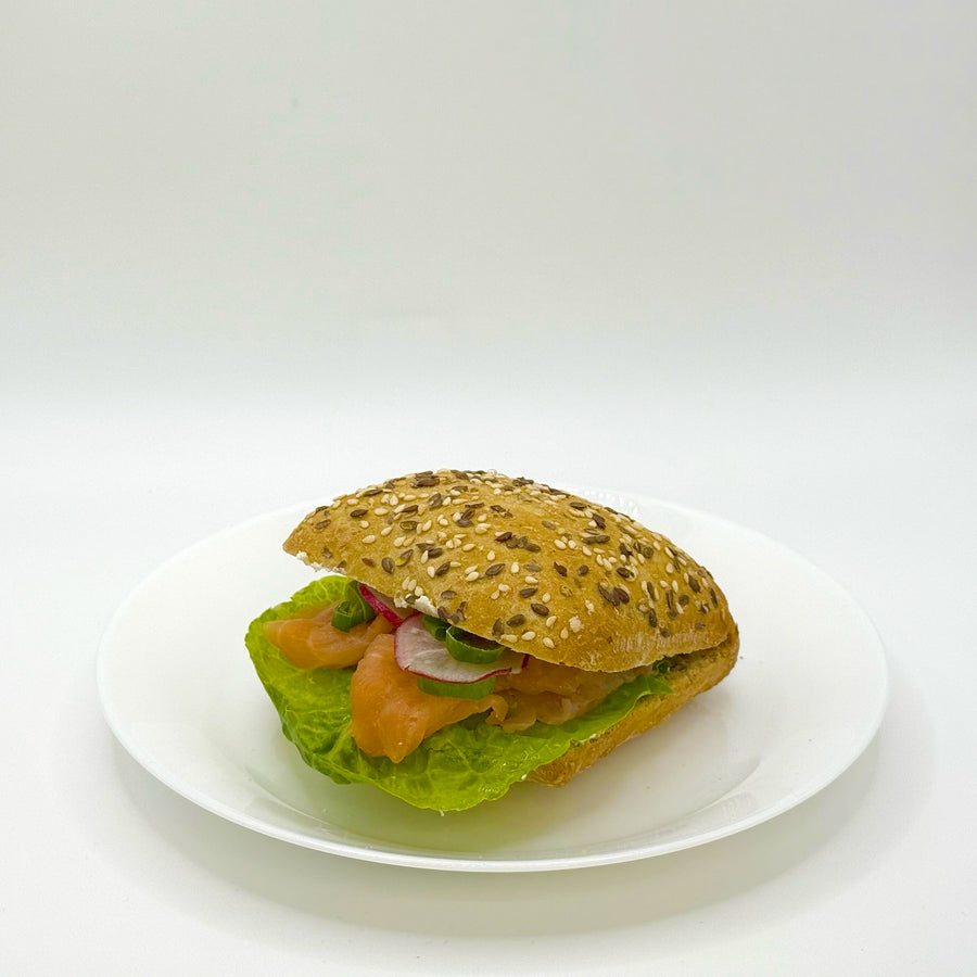 belegtes Mehrkornbrötchen mit geräuchertem Lachs