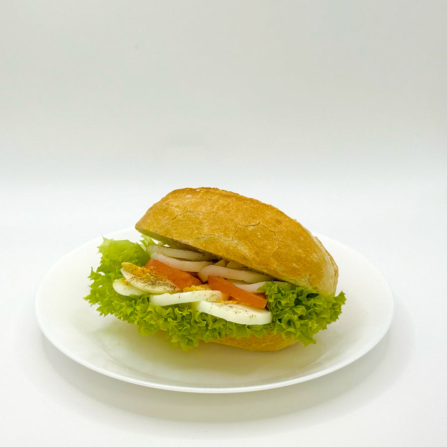 belegtes Weizenbrötchen mit gekochtem Ei