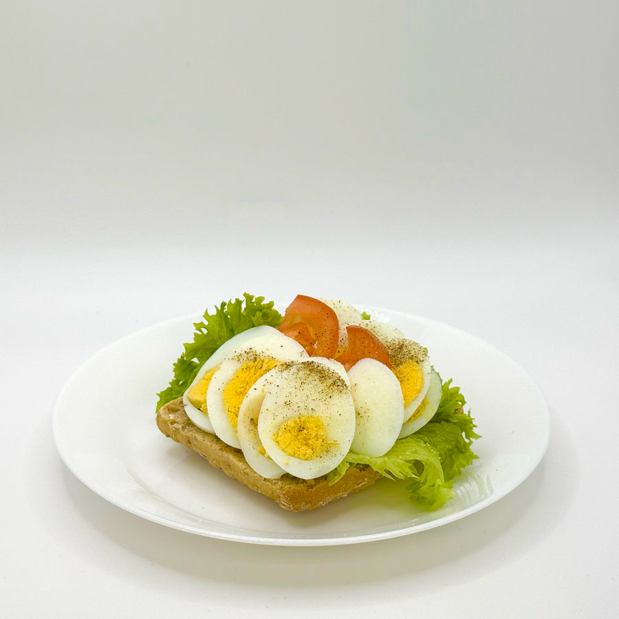 halbes belegtes Mehrkornbrötchen mit gekochtem Ei