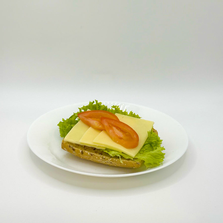 halbes belegtes Mehrkornbrötchen mit Gouda-Käse