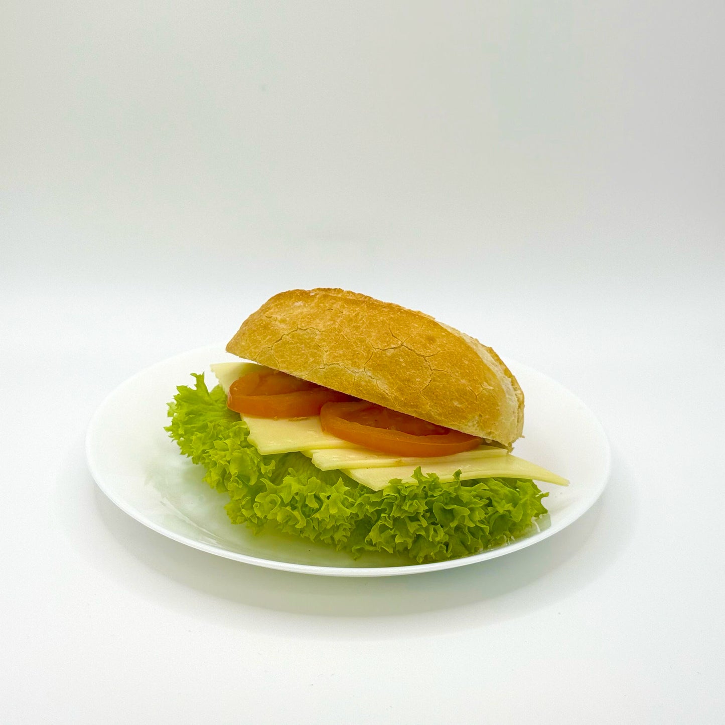 belegtes Weizenbrötchen mit Gouda-Käse