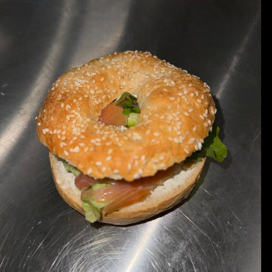 Sesambagel mit geräuchertem Lachs