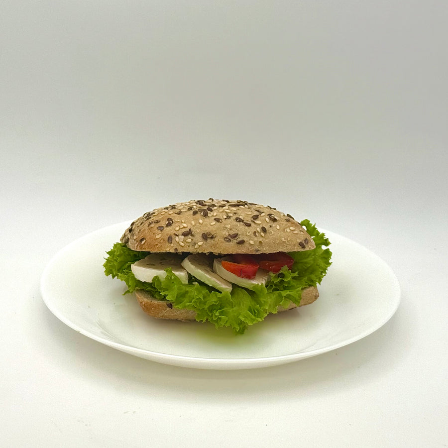 belegtes Mehrkornbrötchen mit Camembert