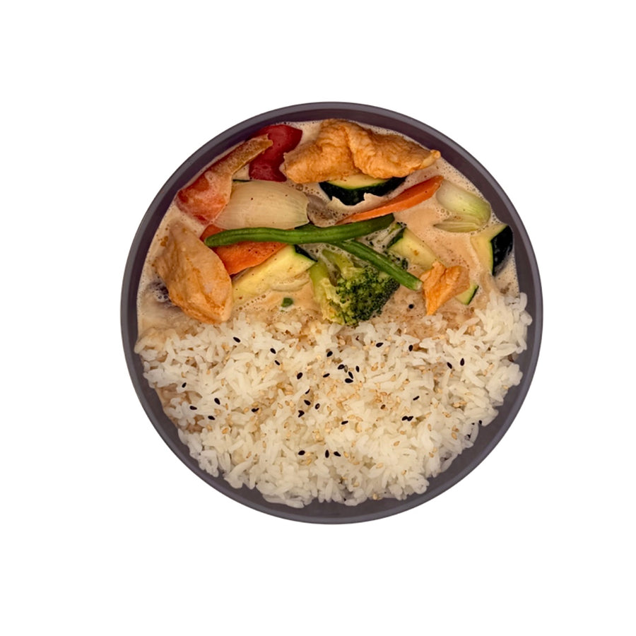 Erdnussgericht mit Jasmin-Reis, verschiedenem Gemüse und Chicken