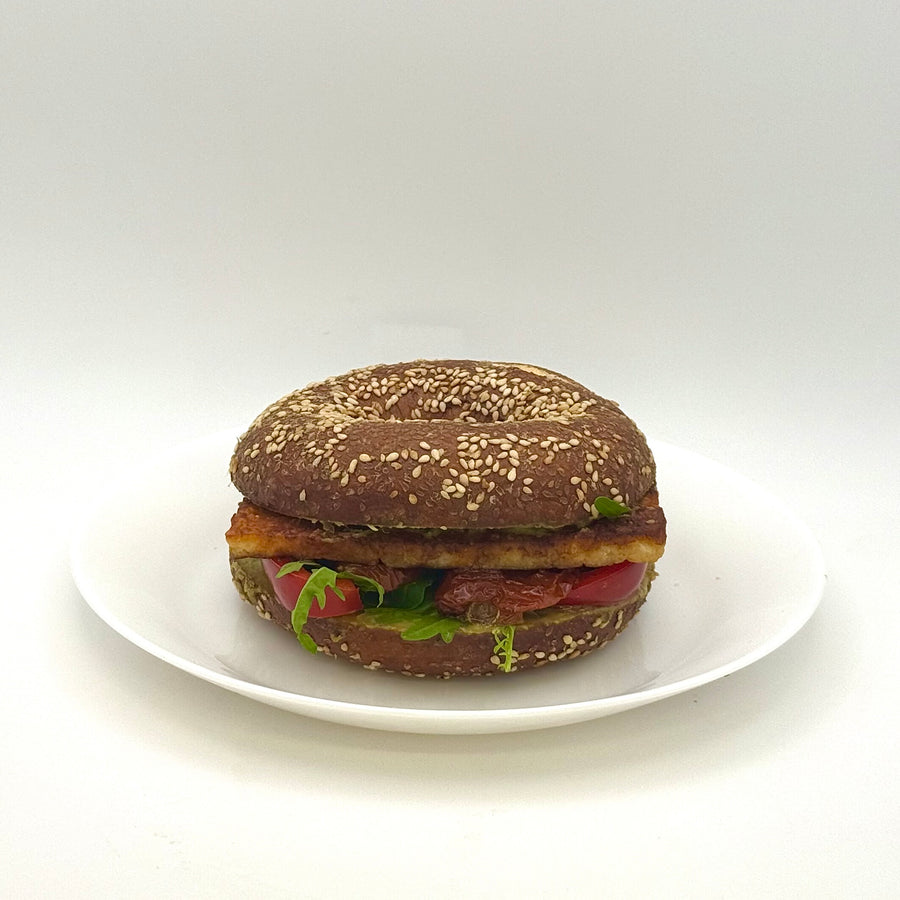 Laugen Bagel mit Grillkäse, Avocadocreme