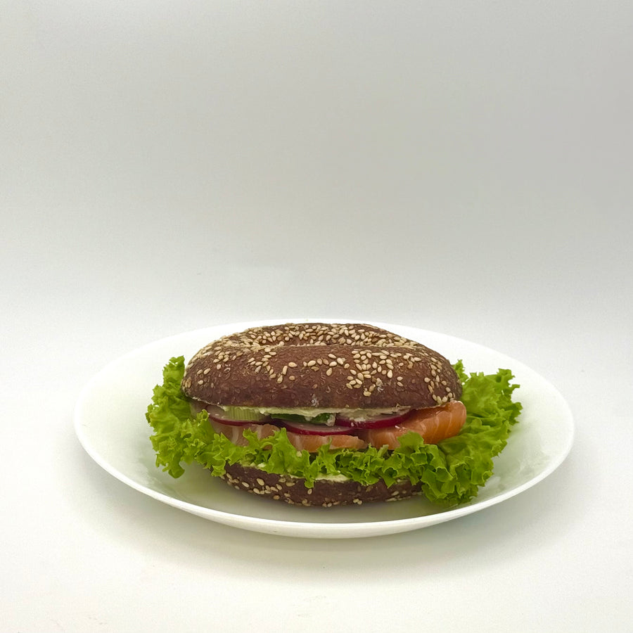 Laugen Bagel mit geräuchertem Lachs