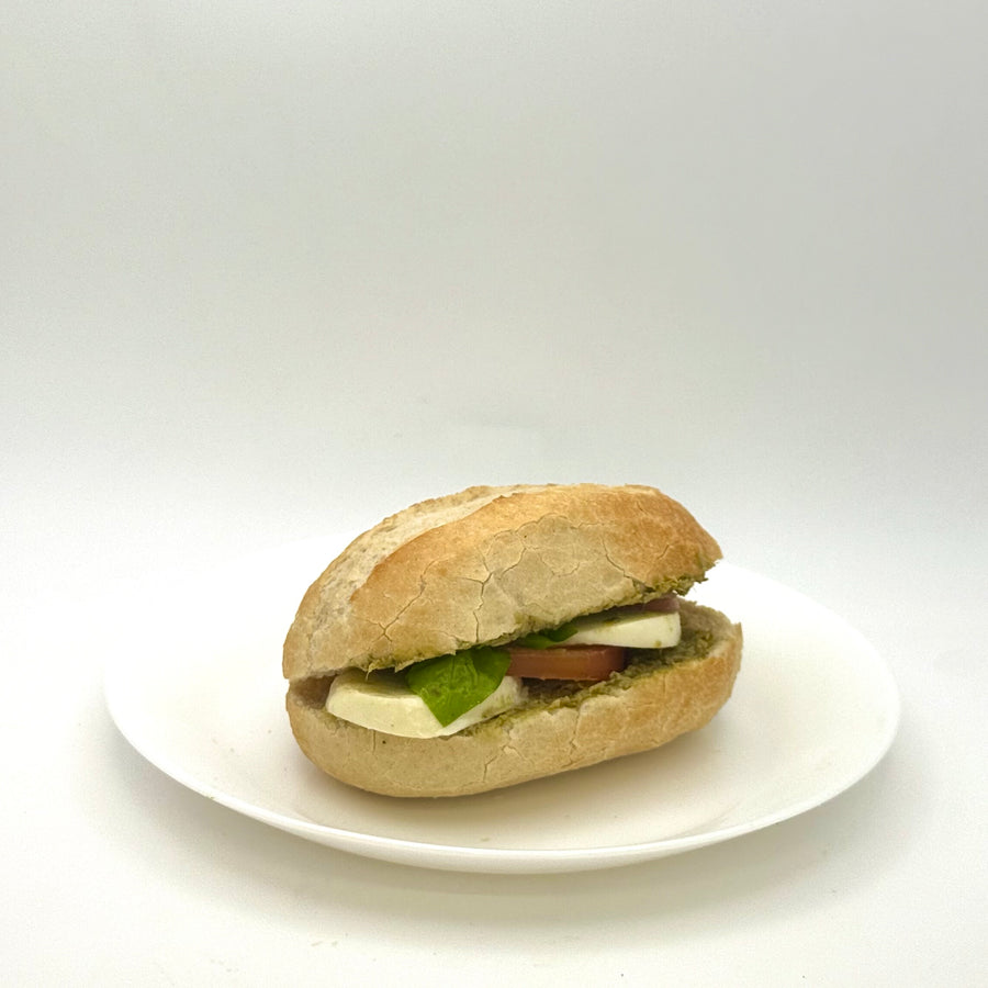 belegtes Weizenbrötchen mit Mozzarella