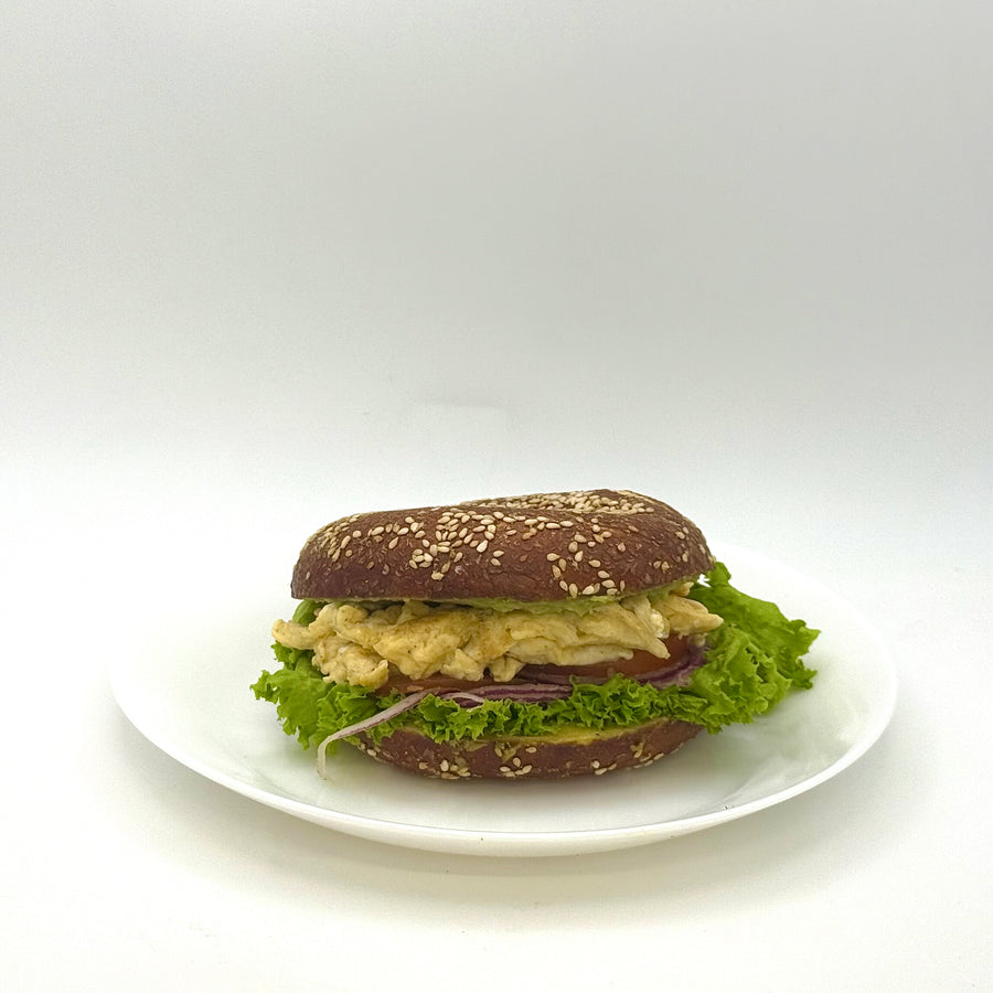 Laugen Bagel mit Avocadocreme und Rührei