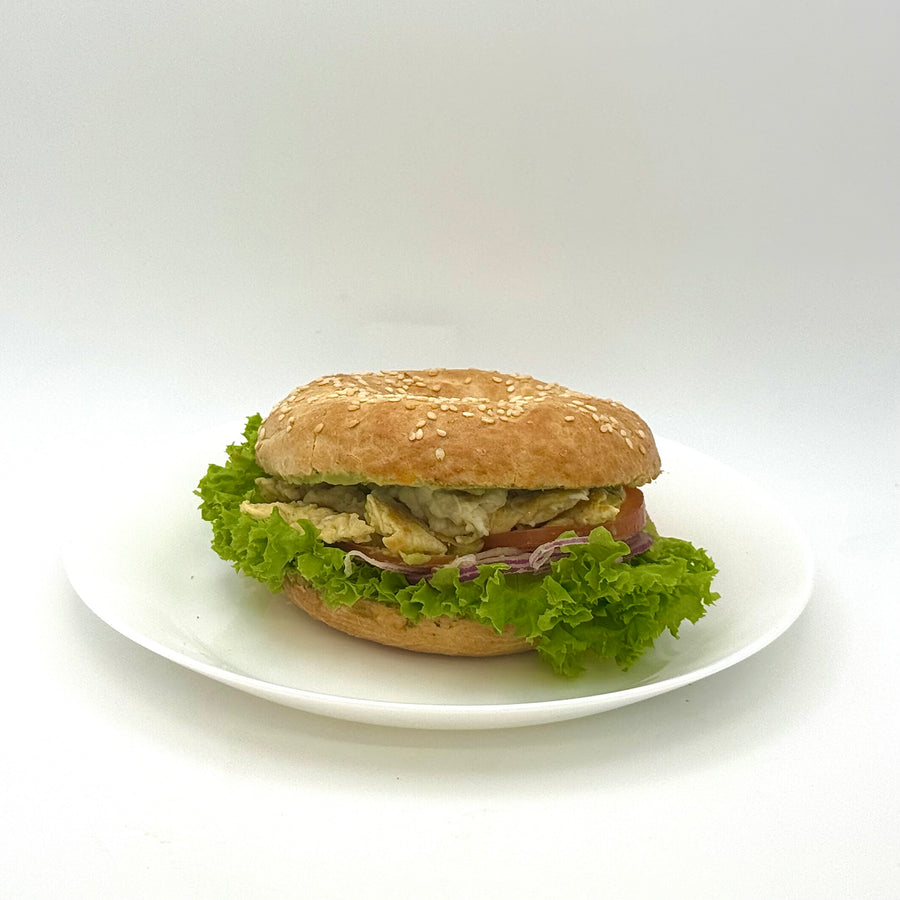 Sesam Bagel mit Avocadocreme und Rührei