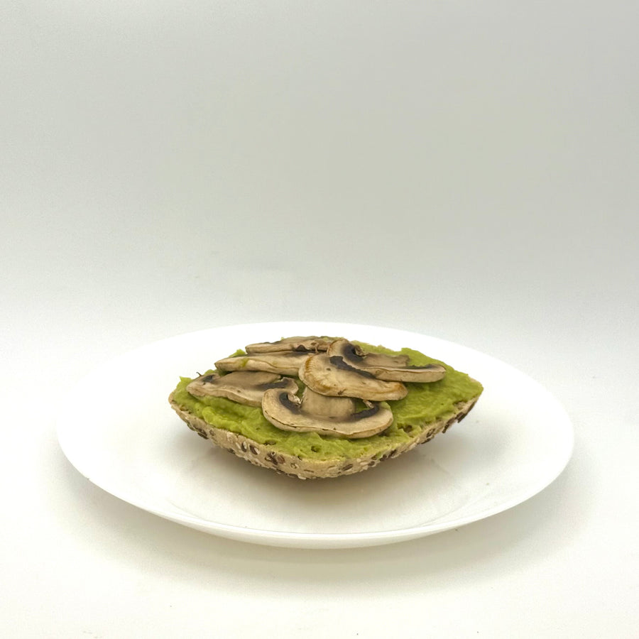 halbes belegtes Mehrkornbrötchen mit Champignons vegan