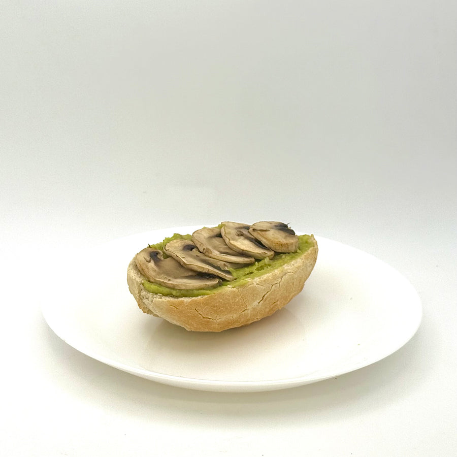 halbes belegtes Weizenbrötchen mit Champignons vegan