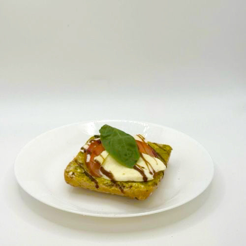 halbes belegtes Mehrkornbrötchen mit Mozzarella