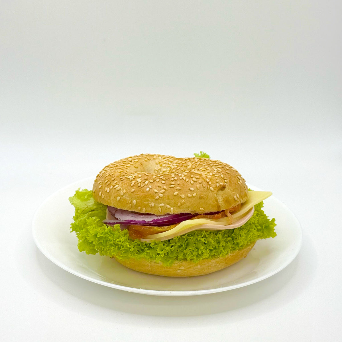 Sesame bagel with turkey breast and Gouda cheese