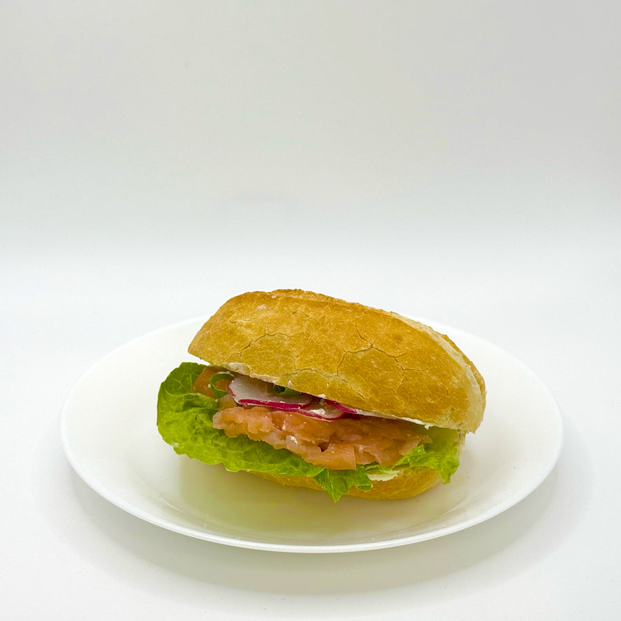 belegtes Weizenbrötchen mit geräuchertem Lachs