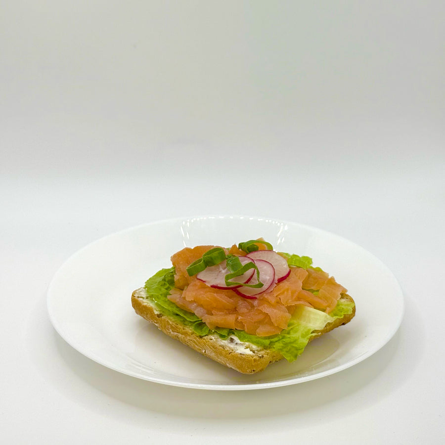 halbes belegtes Mehrkornbrötchen mit geräuchertem Lachs