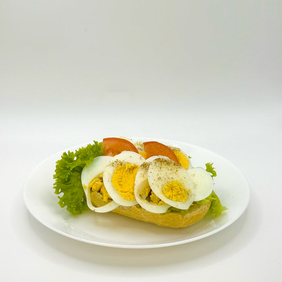 halbes belegtes Weizenbrötchen mit gekochtem Ei