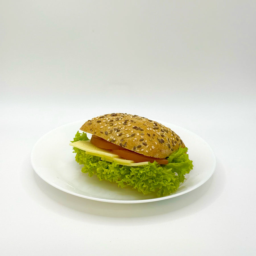 belegtes Mehrkornbrötchen mit Gouda-Käse