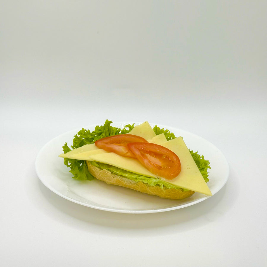 halbes belegtes Weizenbrötchen mit Gouda-Käse