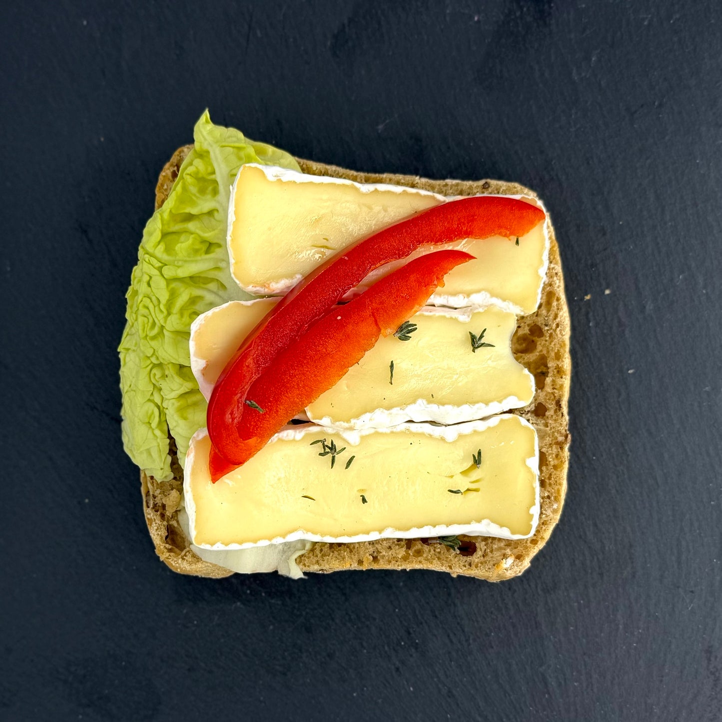 halbes belegtes Mehrkornbrötchen mit Camembert